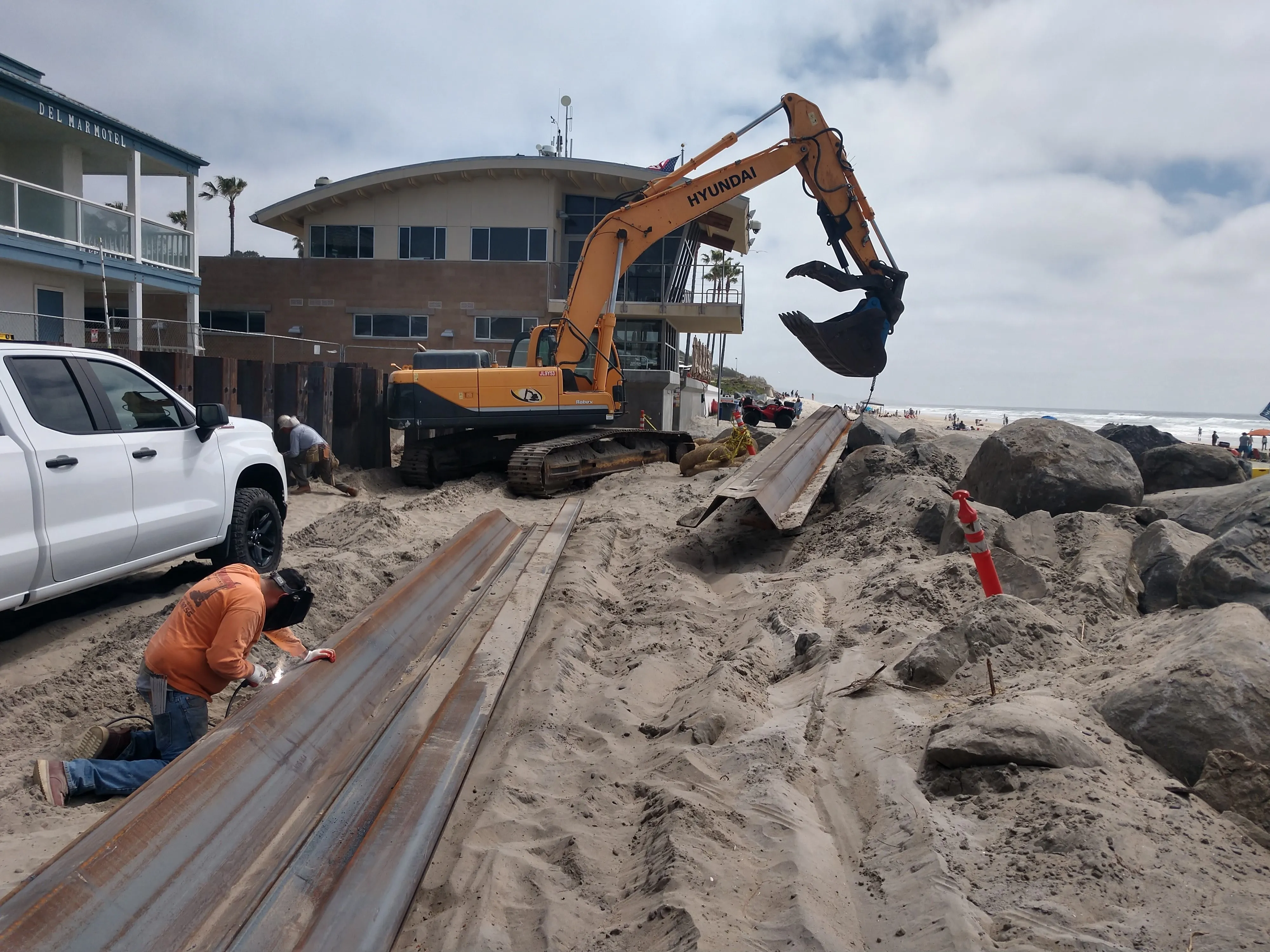 Del Mar seawall sheet pile installation